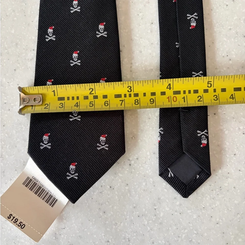 NWT Crewcuts Silk Black & Red Skull Crossbones Santa Christmas Tie. Sz. 42.